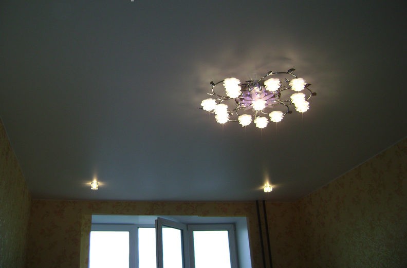 Светильники на натяжные потолки расположение в зале фото с люстрой