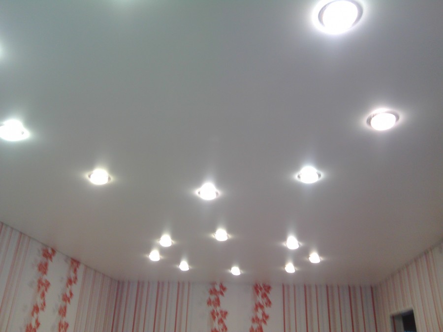 Как разместить светильники на натяжном потолке в зале без люстры фото точечные