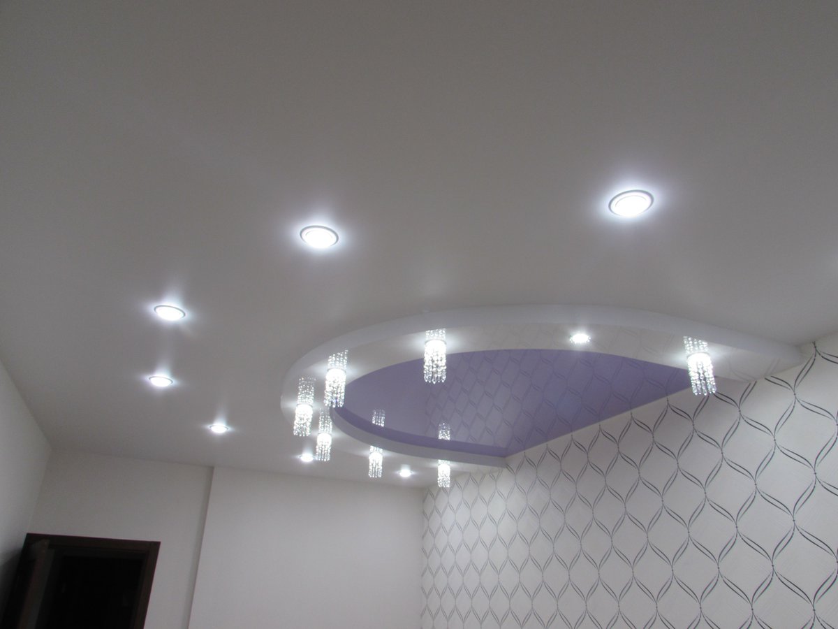 Фото точечных светильников в натяжном потолке в зале фото в квартире
