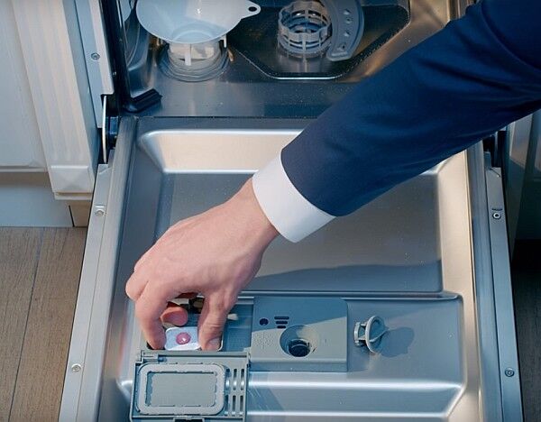 Куда класть. Отсеки в посудомоечной машине. Посудомойка отсек для таблетки. Отсек для таблетки в посудомоечной машине Bosch. Посудомойка бош отсек для таблетки.