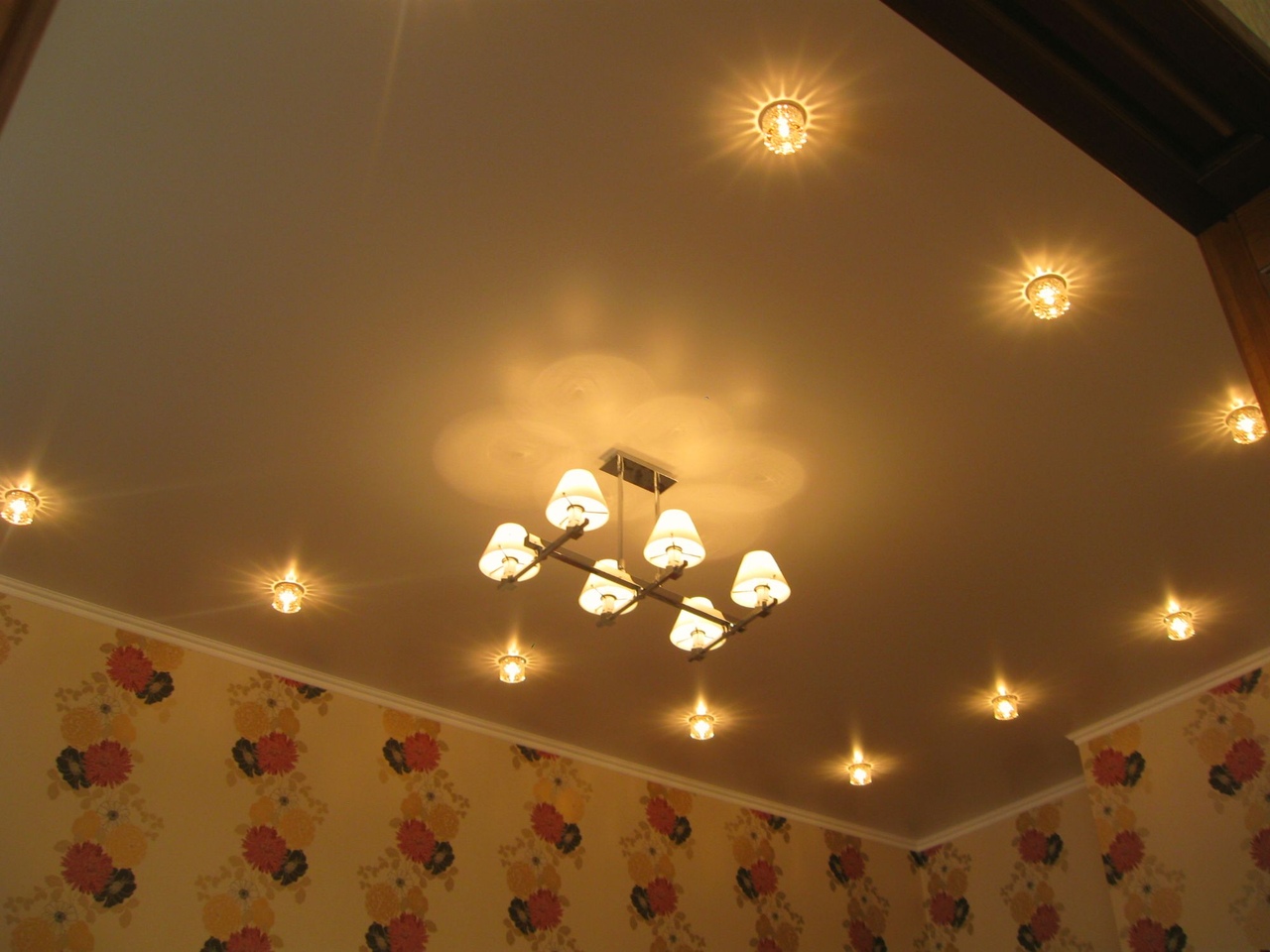 дизайн точечных светильников на натяжном потолке