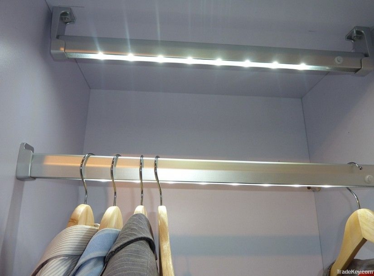 подсветка внутри шкафа с одеждой